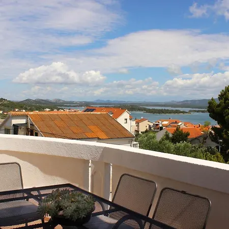 Apartment Arta *