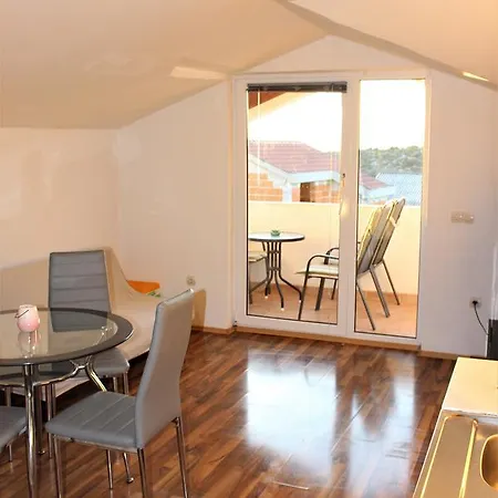 Apartment Arta *