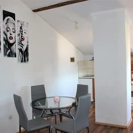 Arta Apartment *